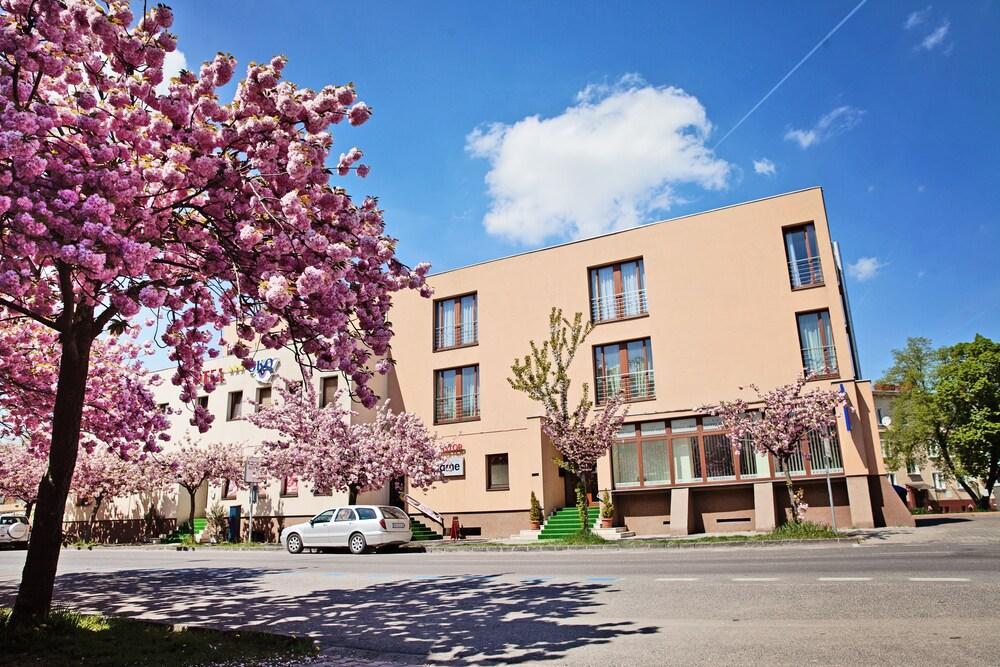 Hotel Oko Nyitra Kültér fotó